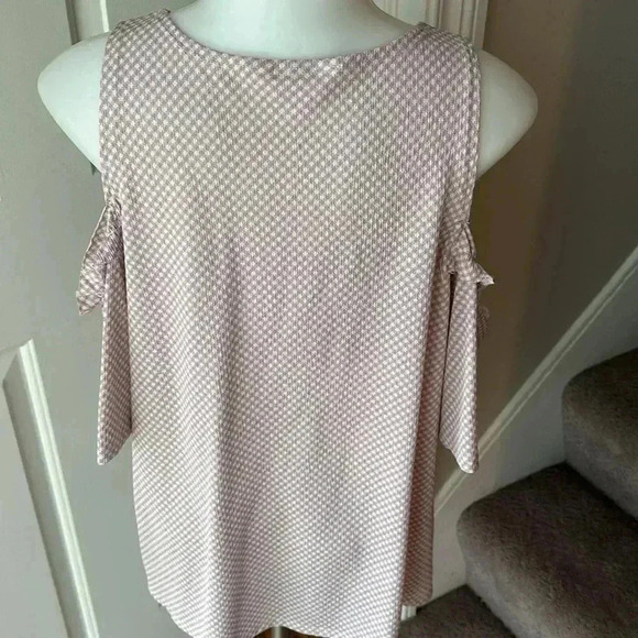 Size M Lauren Conrad ruffle front cold shoulder top - Picture 3 of 5